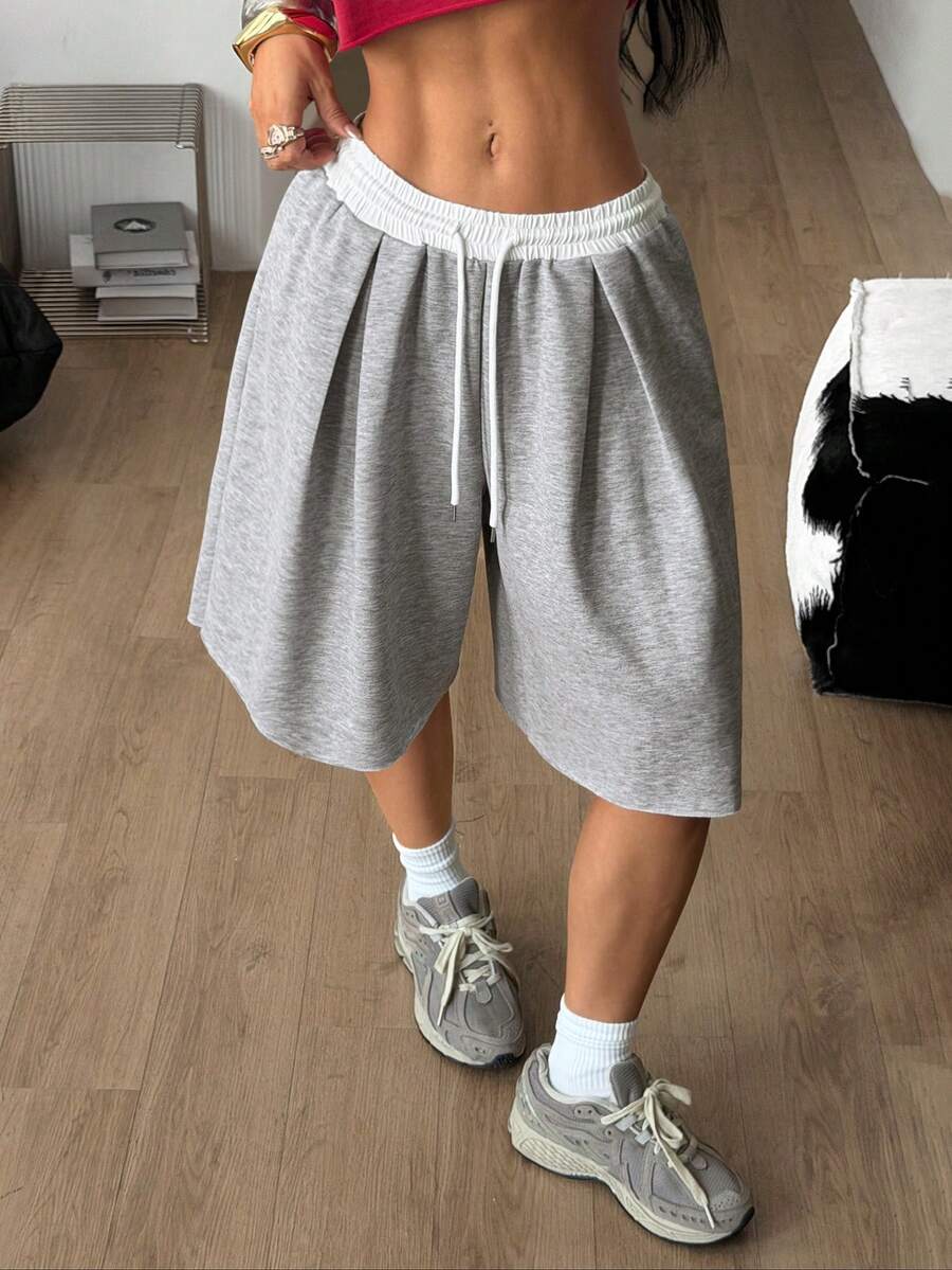 Casual women's low-rise baggy bermuda shorts with drawstring waist and pockets