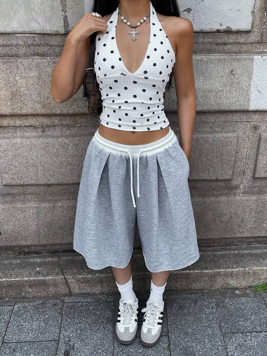 Casual women's low-rise baggy bermuda shorts with drawstring waist and pockets