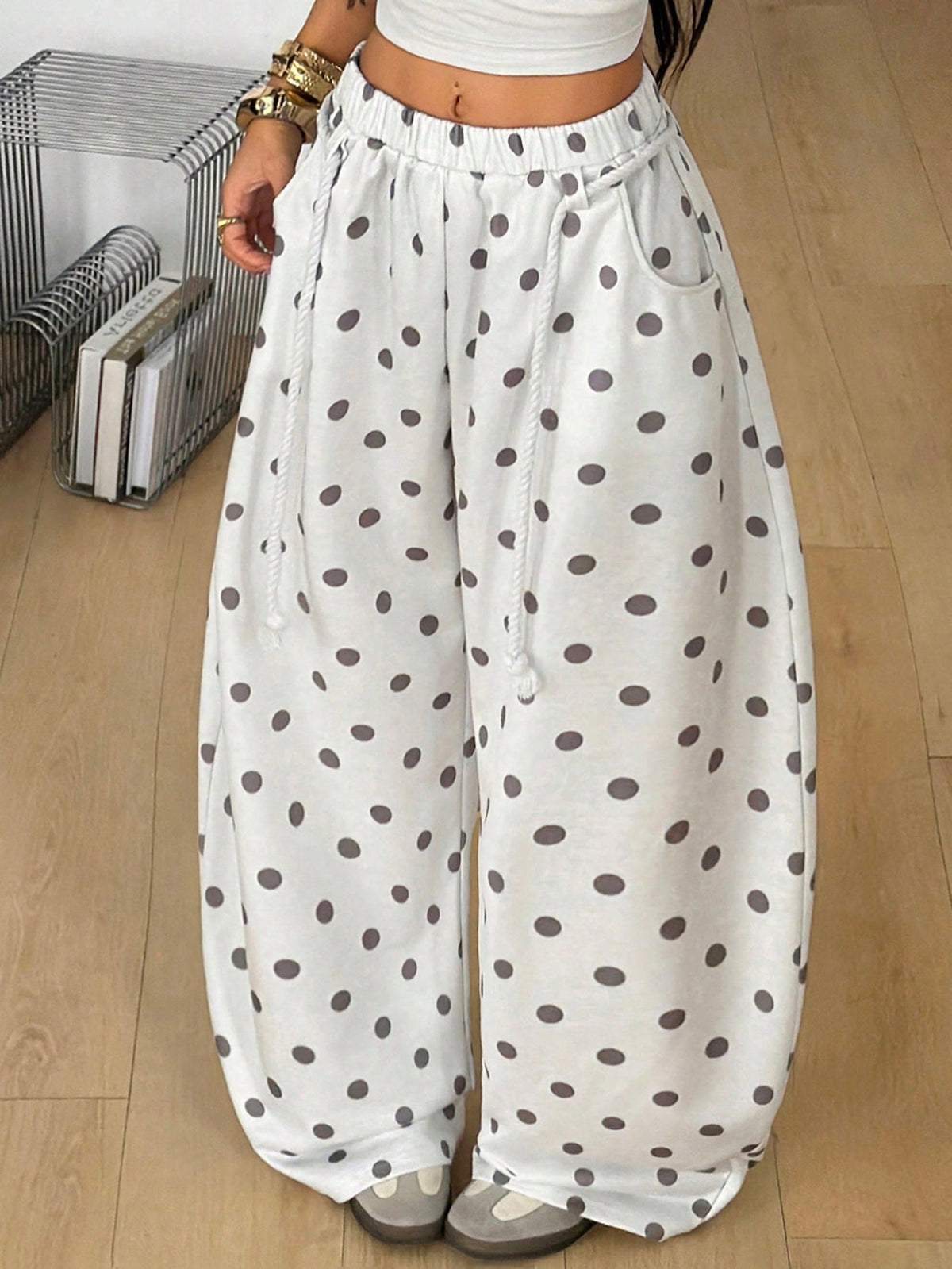 Women's casual grey plaid sweatpants featuring an elastic drawstring waistband, side pockets, and a relaxed loose fit.