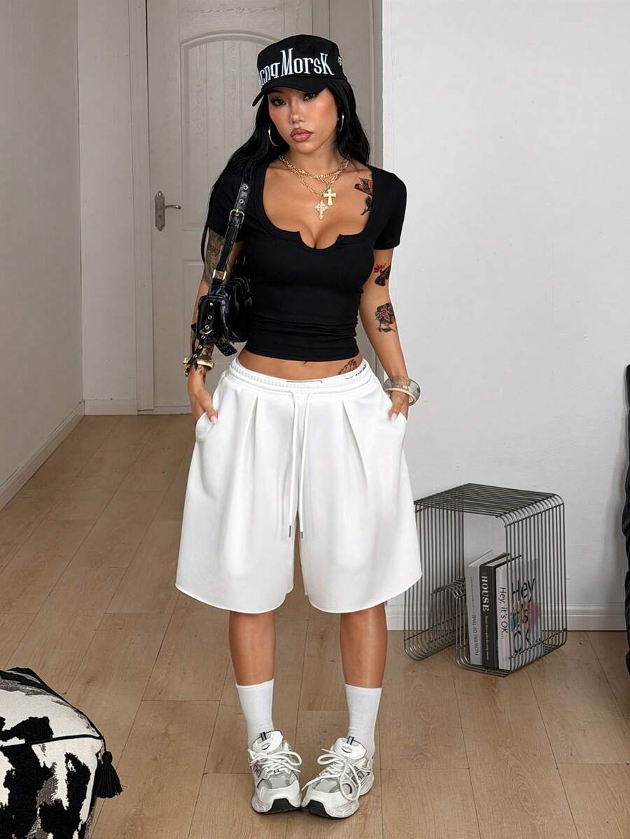 Casual women's low-rise baggy bermuda shorts with drawstring waist and pockets