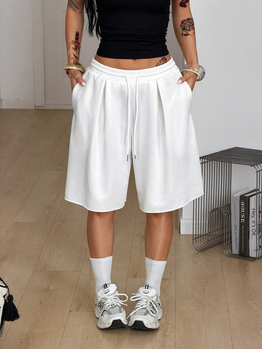 Casual women's low-rise baggy bermuda shorts with drawstring waist and pockets