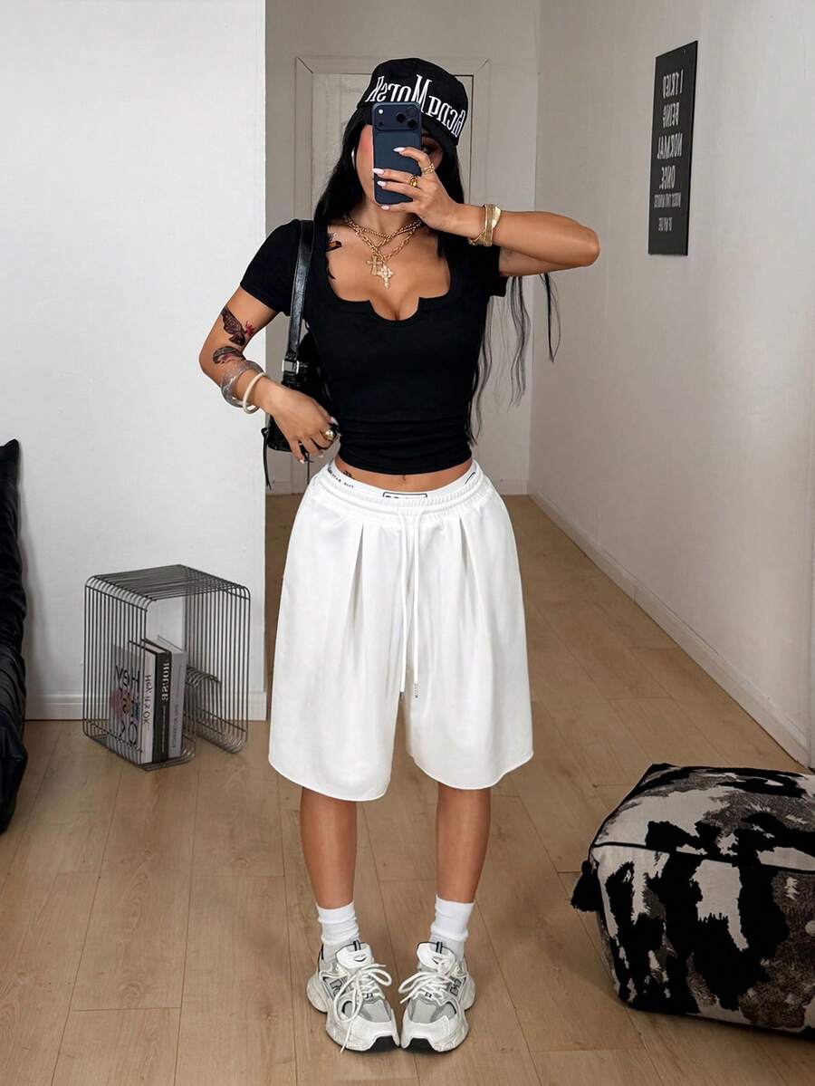 Casual women's low-rise baggy bermuda shorts with drawstring waist and pockets