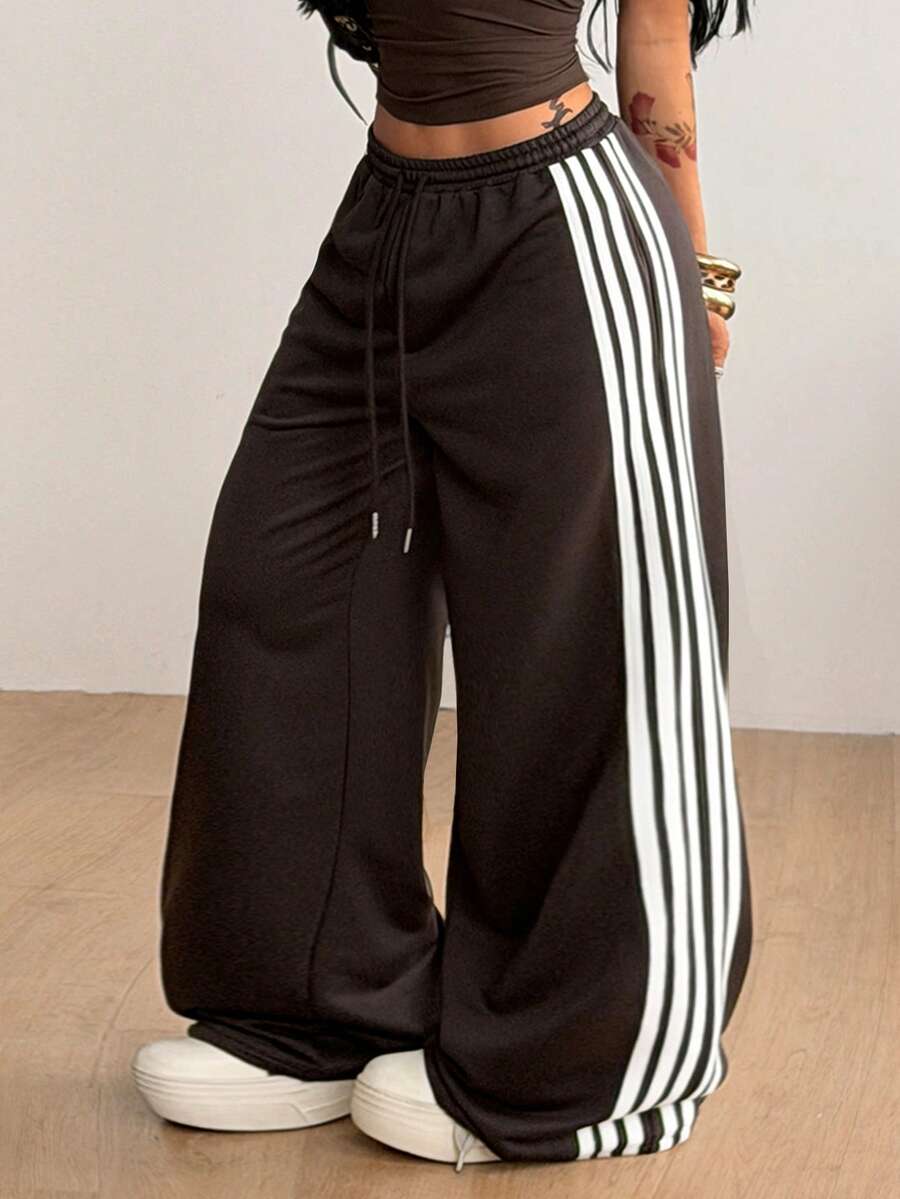 Women's wide leg trousers with a tree branch graphic pattern, loose fit, and mid-rise waist in woven fabric.