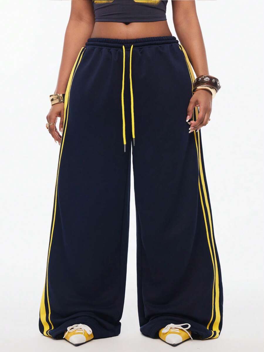 Women's wide leg trousers with a tree branch graphic pattern, loose fit, and mid-rise waist in woven fabric.