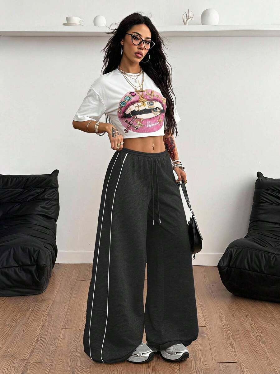 Women's wide leg trousers with a tree branch graphic pattern, loose fit, and mid-rise waist in woven fabric.