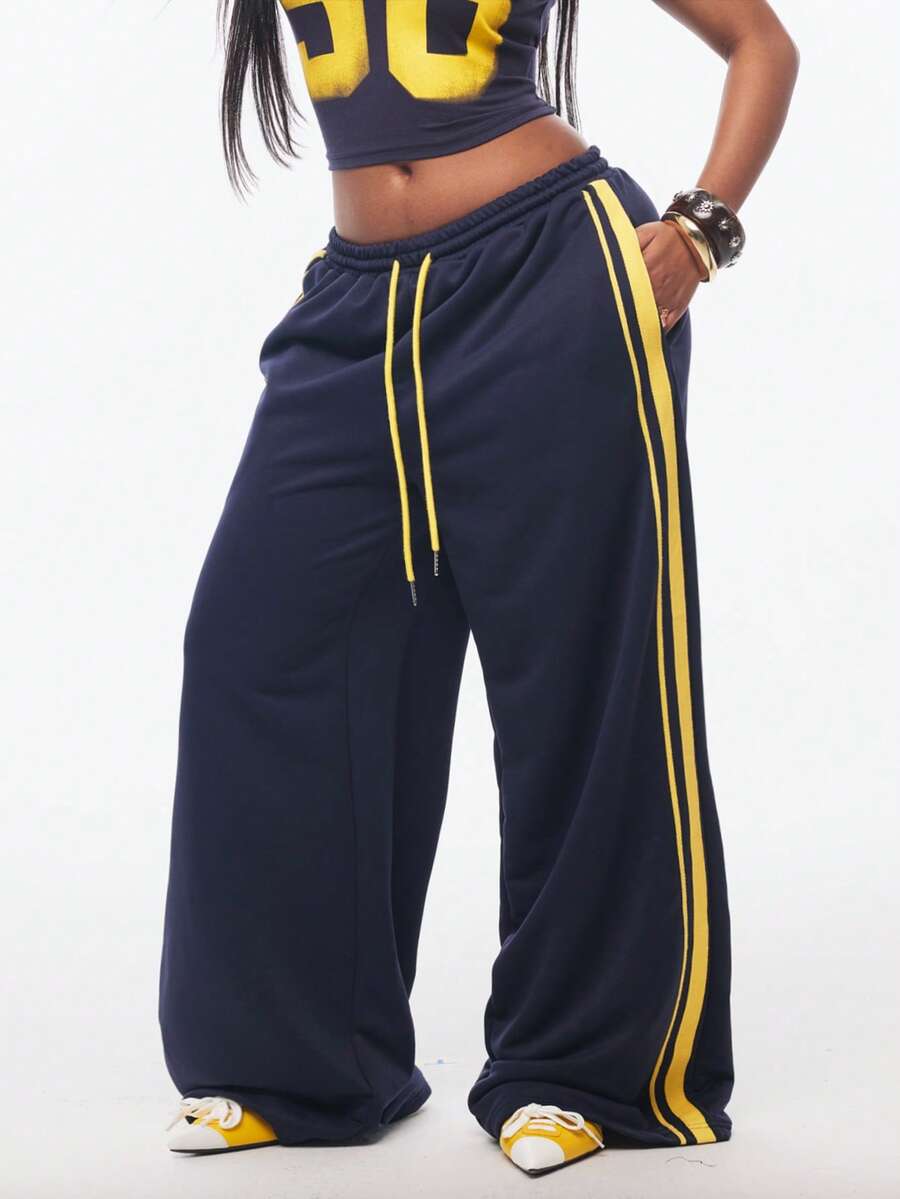 Women's wide leg trousers with a tree branch graphic pattern, loose fit, and mid-rise waist in woven fabric.
