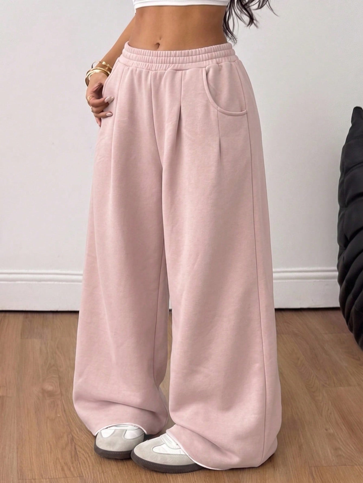 Women's loose wide leg casual sweatpants with an elastic waistband and side pockets