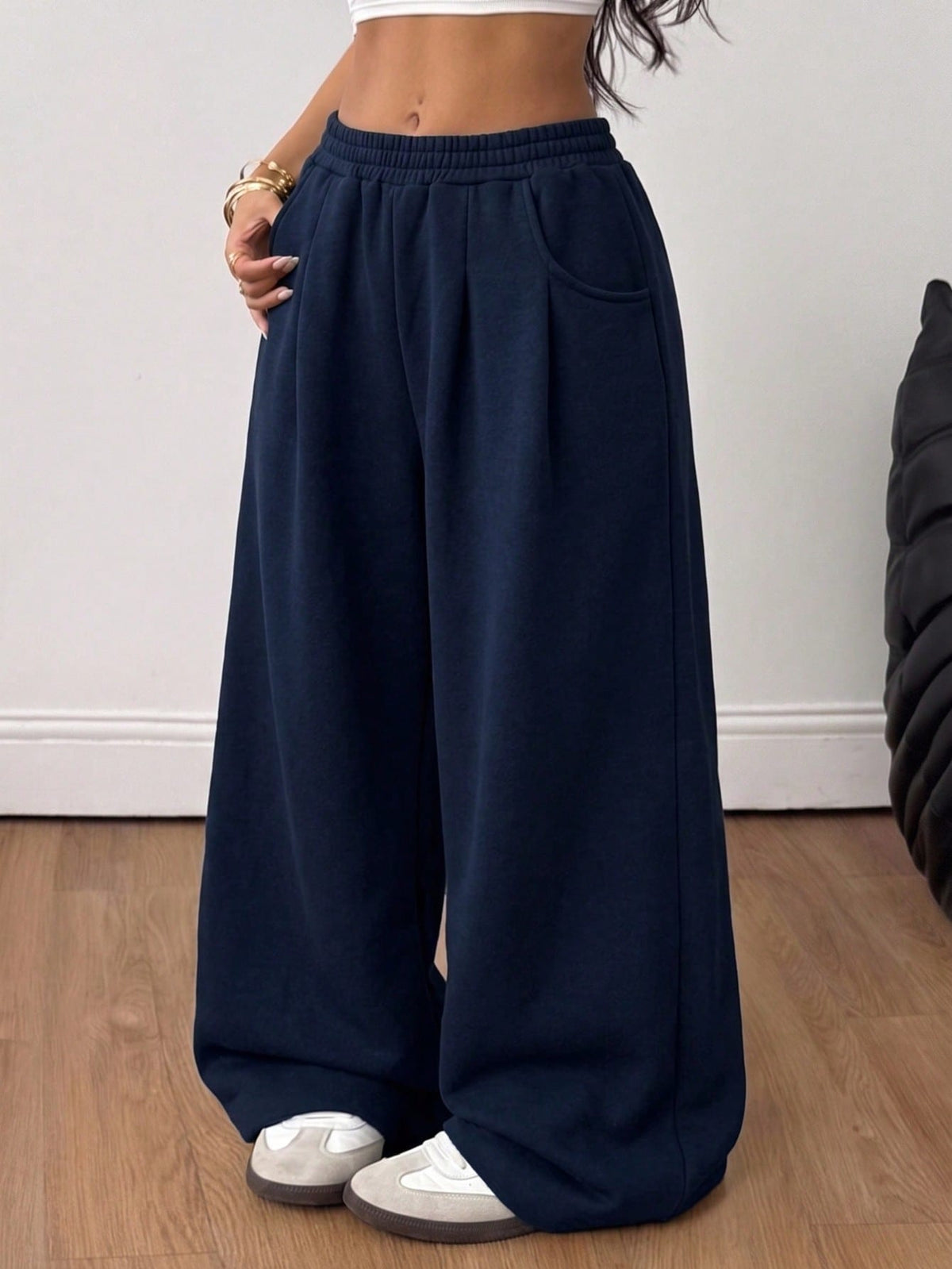 Women's loose wide leg casual sweatpants with an elastic waistband and side pockets