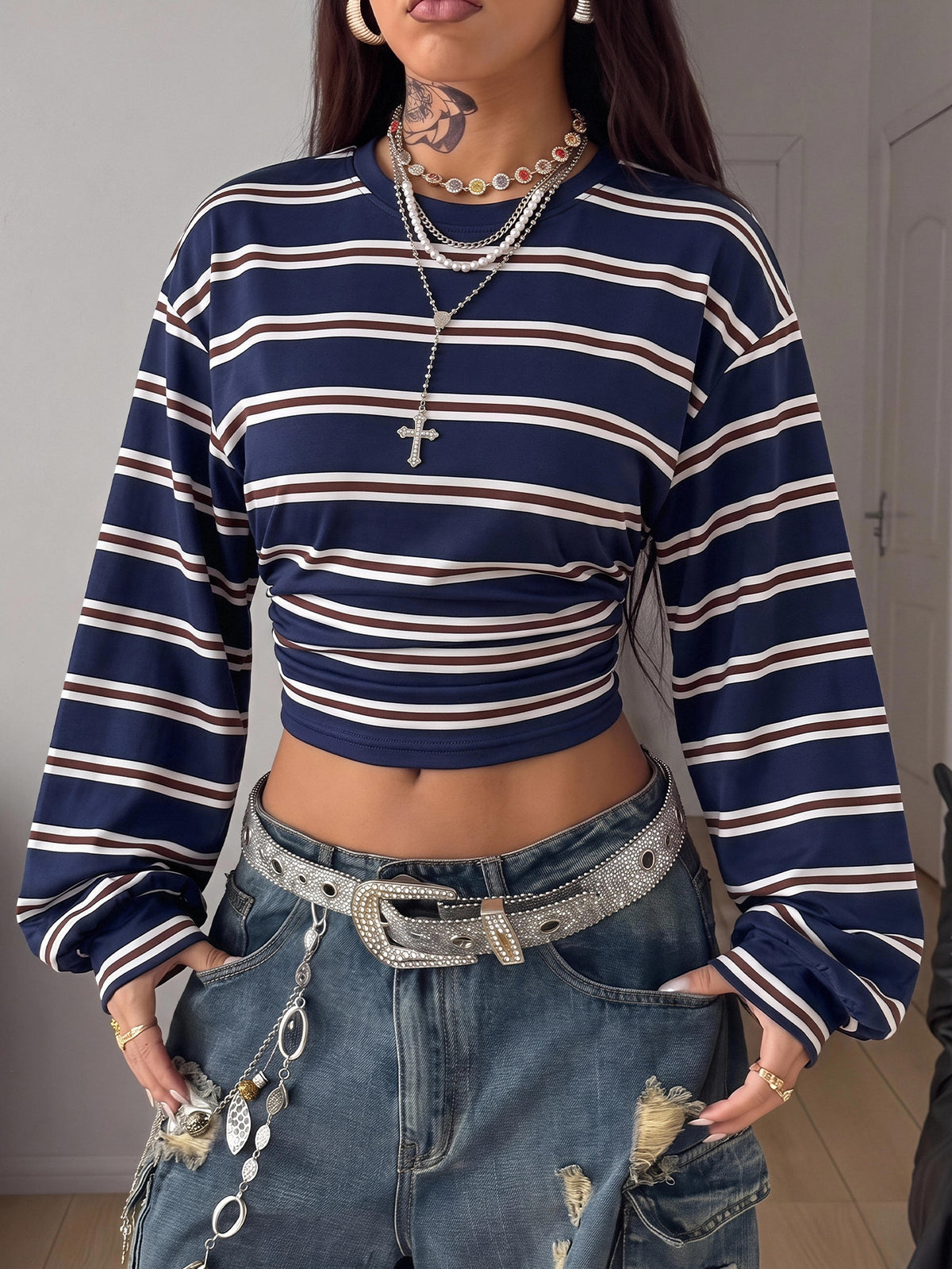 Women's brown waist-cinching sweatshirt featuring a round neck, drop shoulder long sleeves, and rib-knit cuffs.