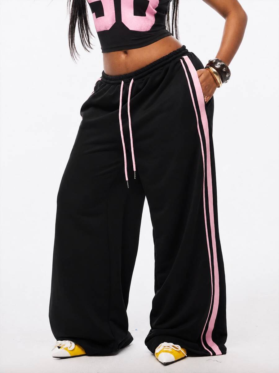 Women's wide leg trousers with a tree branch graphic pattern, loose fit, and mid-rise waist in woven fabric.