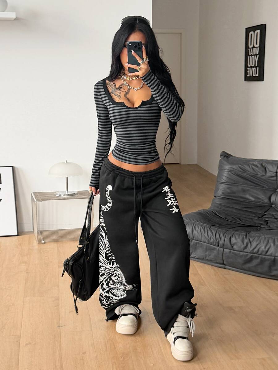 Women's slim fit long sleeve V-neck t-shirt with ruched bustier details in knitted stretch fabric