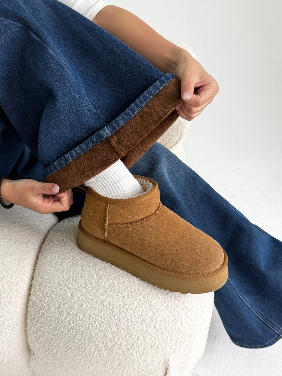 Women's loose wide-leg jeans in light wash denim with low waist and extra-long relaxed fit