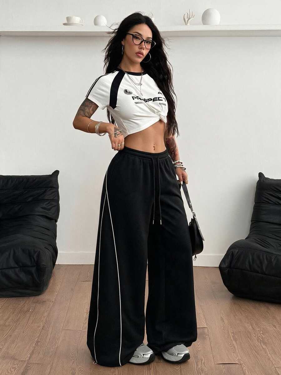 Women's wide leg trousers with a tree branch graphic pattern, loose fit, and mid-rise waist in woven fabric.