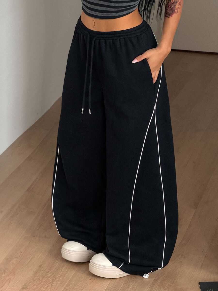 Women's wide leg trousers with a tree branch graphic pattern, loose fit, and mid-rise waist in woven fabric.