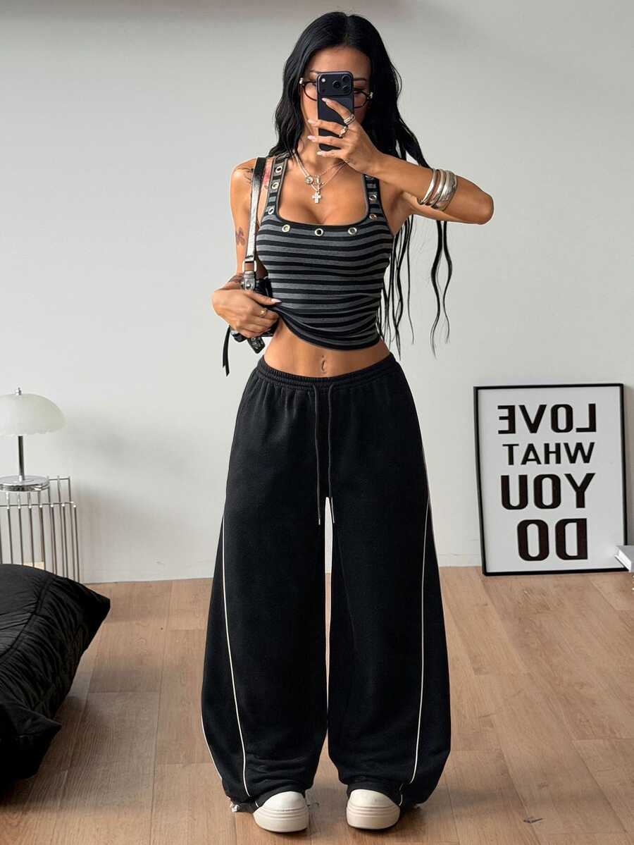 Women's wide leg trousers with a tree branch graphic pattern, loose fit, and mid-rise waist in woven fabric.