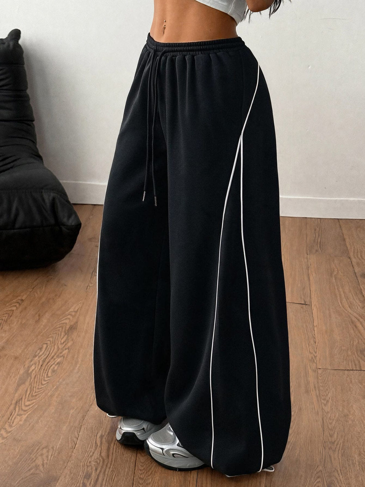Women's wide leg trousers with a tree branch graphic pattern, loose fit, and mid-rise waist in woven fabric.