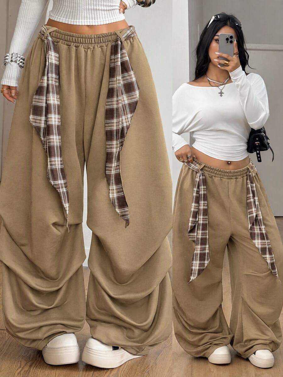 Women's baggy cropped sweatpants with elastic waistband and wide leg cut in plaid knit fabric