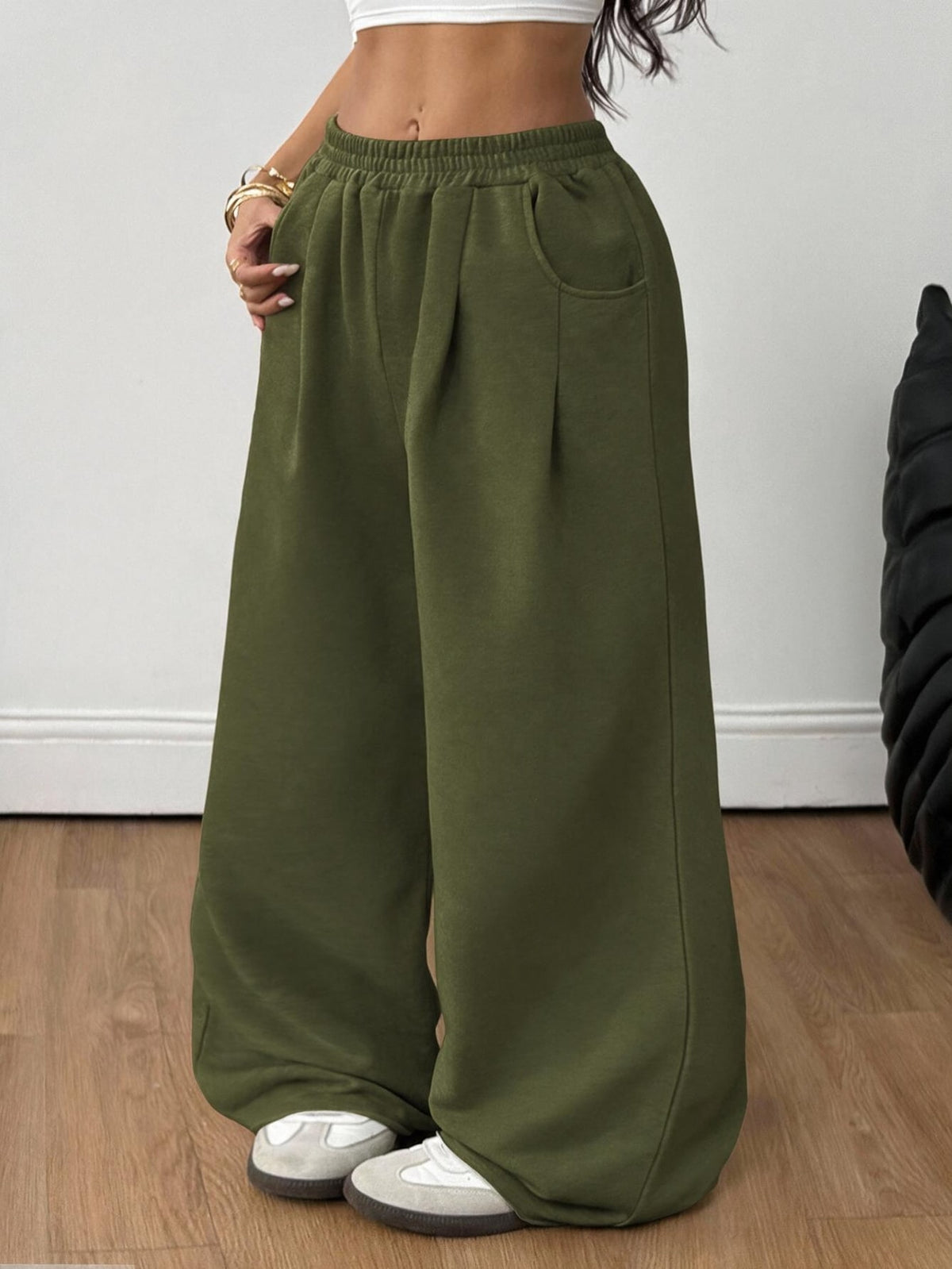 Women's loose wide leg casual sweatpants with an elastic waistband and side pockets