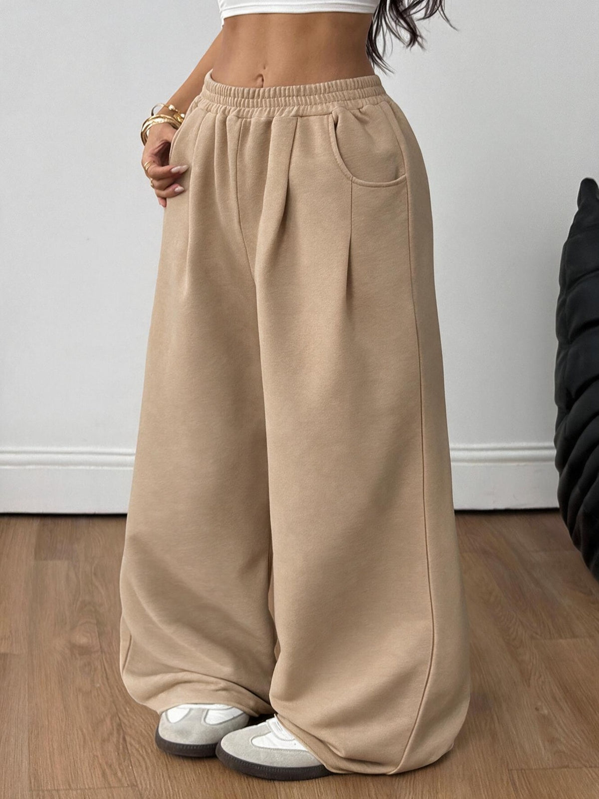 Women's loose wide leg casual sweatpants with an elastic waistband and side pockets