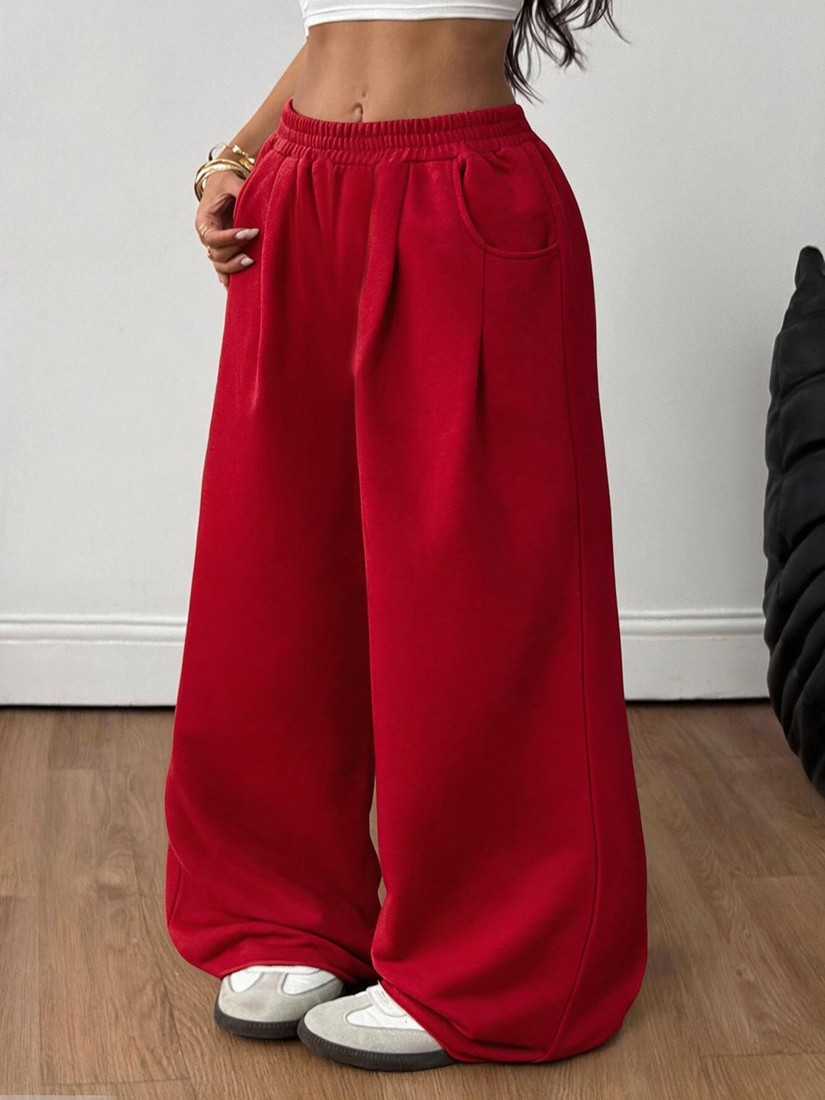 Women's loose wide leg casual sweatpants with an elastic waistband and side pockets
