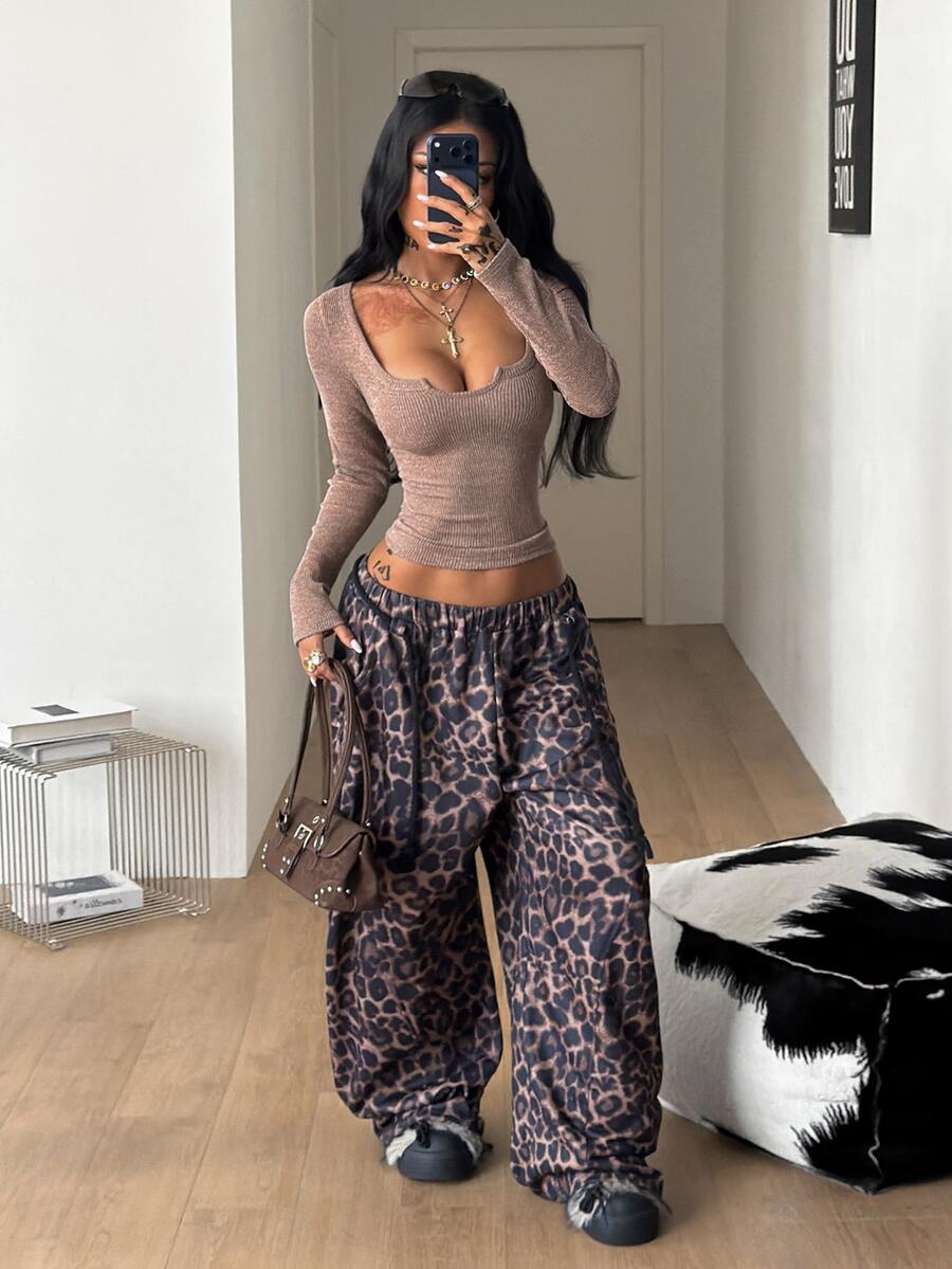 Women's slim fit long sleeve V-neck t-shirt with ruched bustier details in knitted stretch fabric
