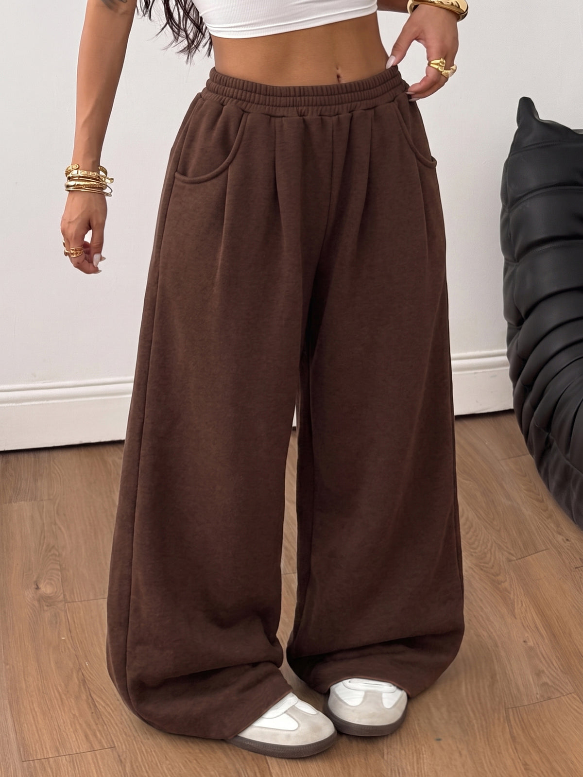 Women's loose wide leg casual sweatpants with an elastic waistband and side pockets