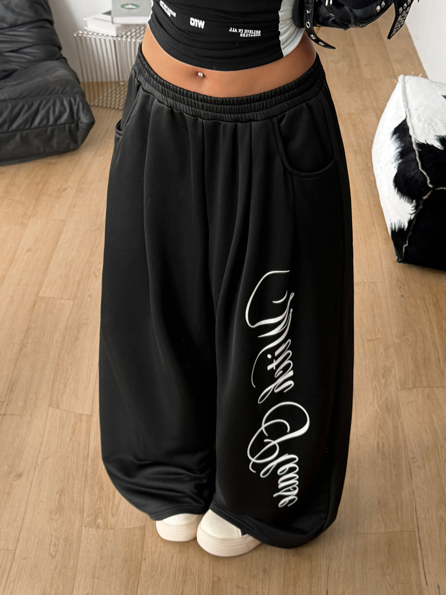Women's loose wide leg casual sweatpants with an elastic waistband and side pockets
