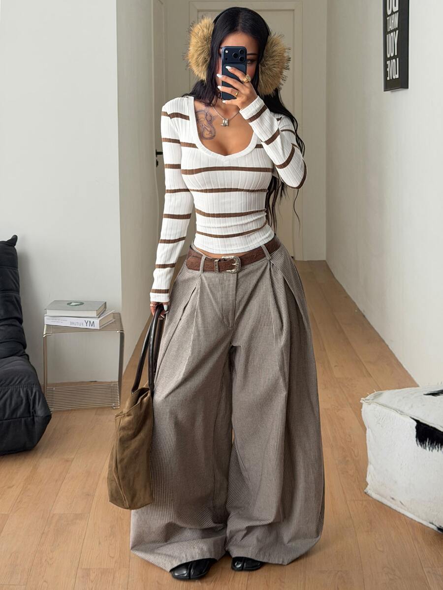 Women's slim fit long sleeve V-neck t-shirt with ruched bustier details in knitted stretch fabric