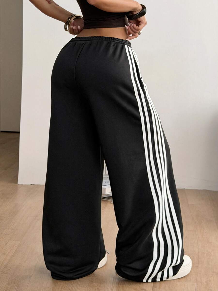 Women's wide leg trousers with a tree branch graphic pattern, loose fit, and mid-rise waist in woven fabric.