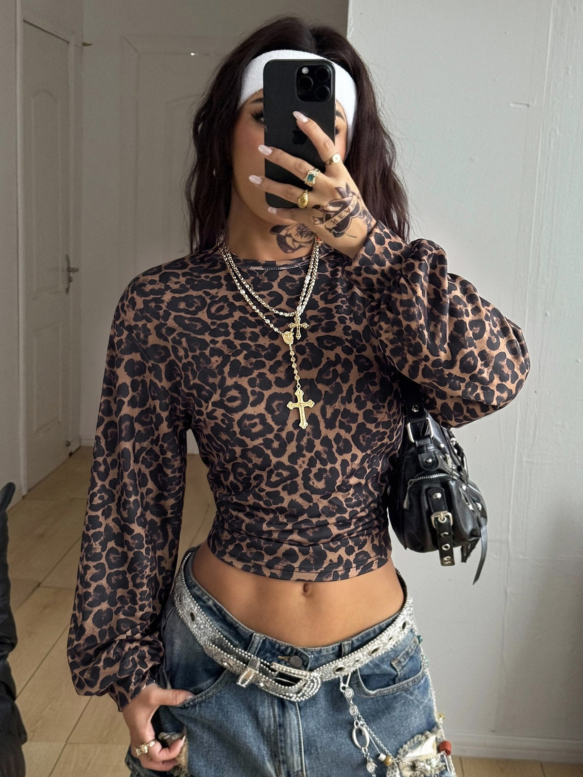 Women's brown waist-cinching sweatshirt featuring a round neck, drop shoulder long sleeves, and rib-knit cuffs.