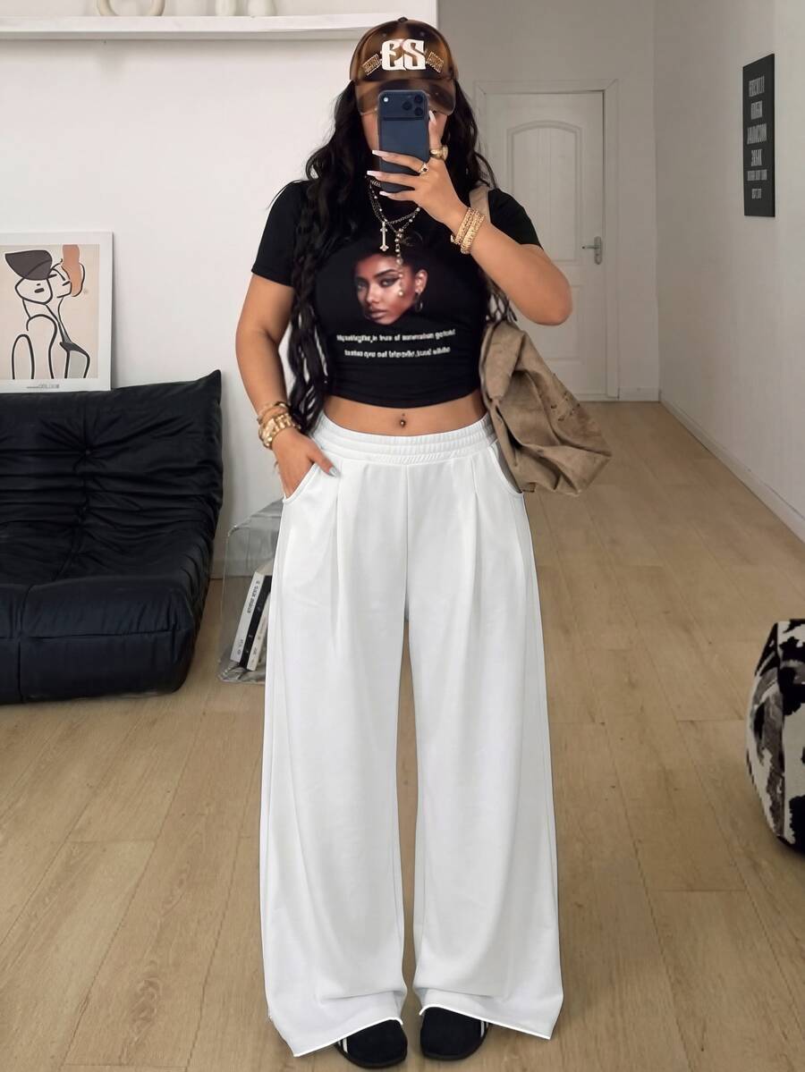 Women's loose wide leg casual sweatpants with an elastic waistband and side pockets