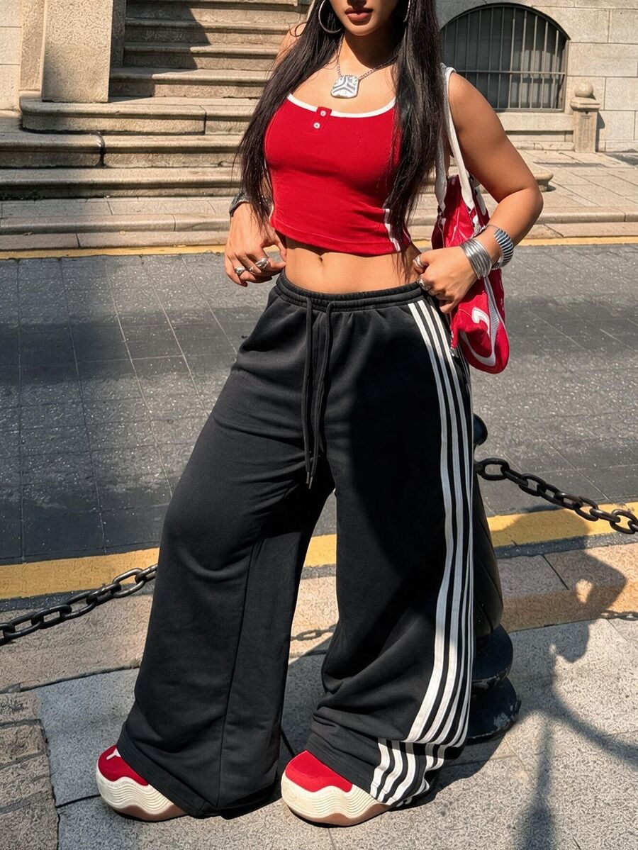 Women's wide leg trousers with a tree branch graphic pattern, loose fit, and mid-rise waist in woven fabric.
