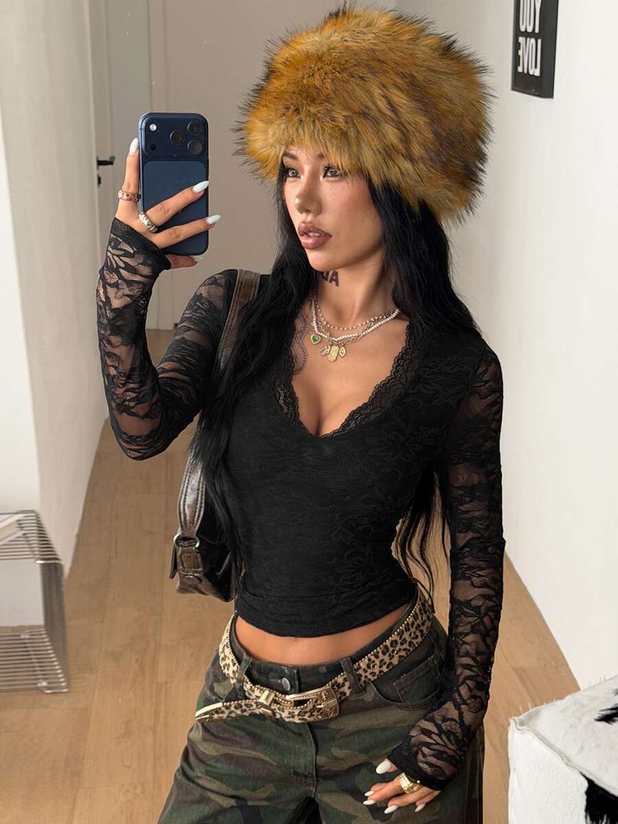 Women's slim fit long sleeve V-neck t-shirt with ruched bustier details in knitted stretch fabric