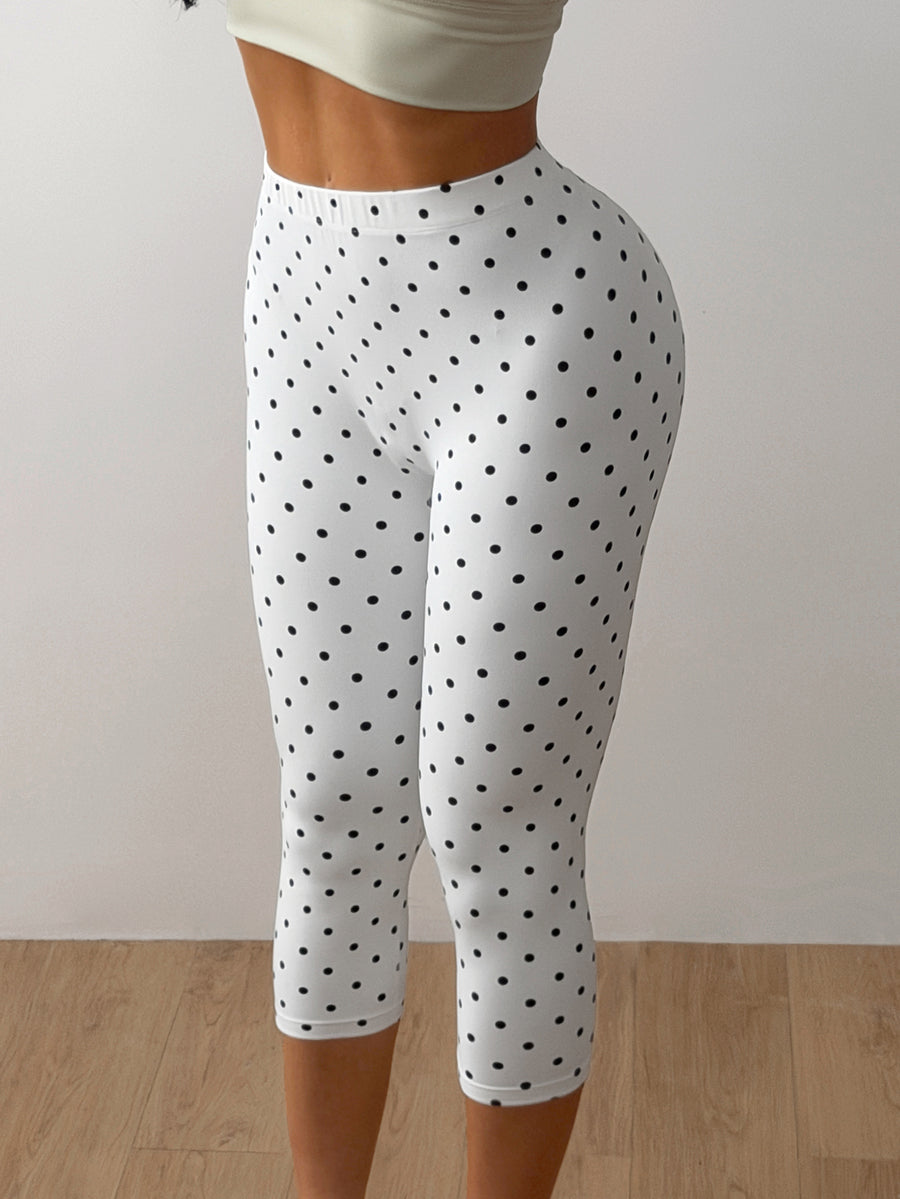 White capri leggings with elastic waistband and high stretch knitted fabric for women