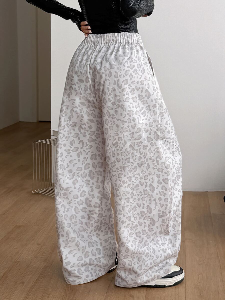 Women's loose straight leg baggy low rise denim pants with functional pockets and zipper fly closure
