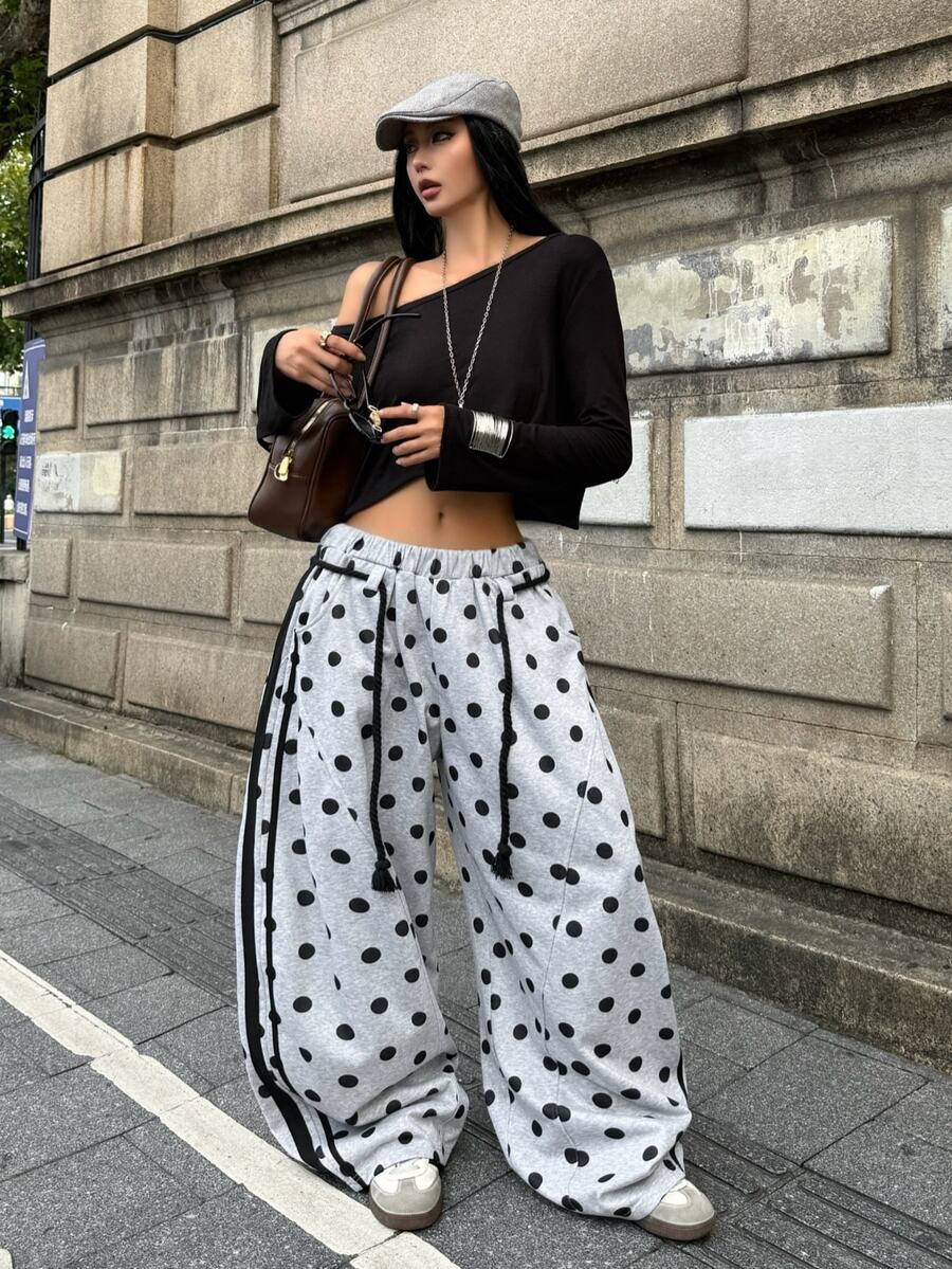 Women's casual grey plaid sweatpants featuring an elastic drawstring waistband, side pockets, and a relaxed loose fit.