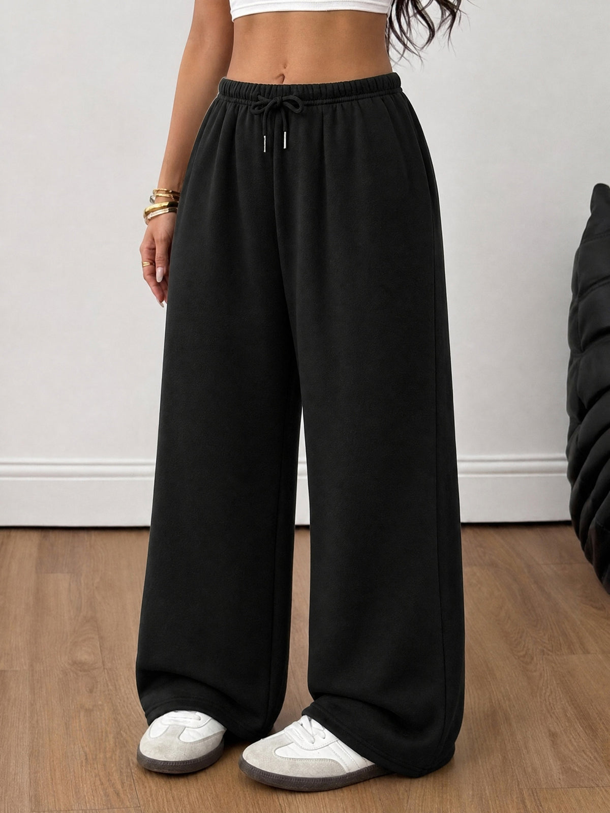 Women's loose wide leg casual sweatpants with an elastic waistband and side pockets
