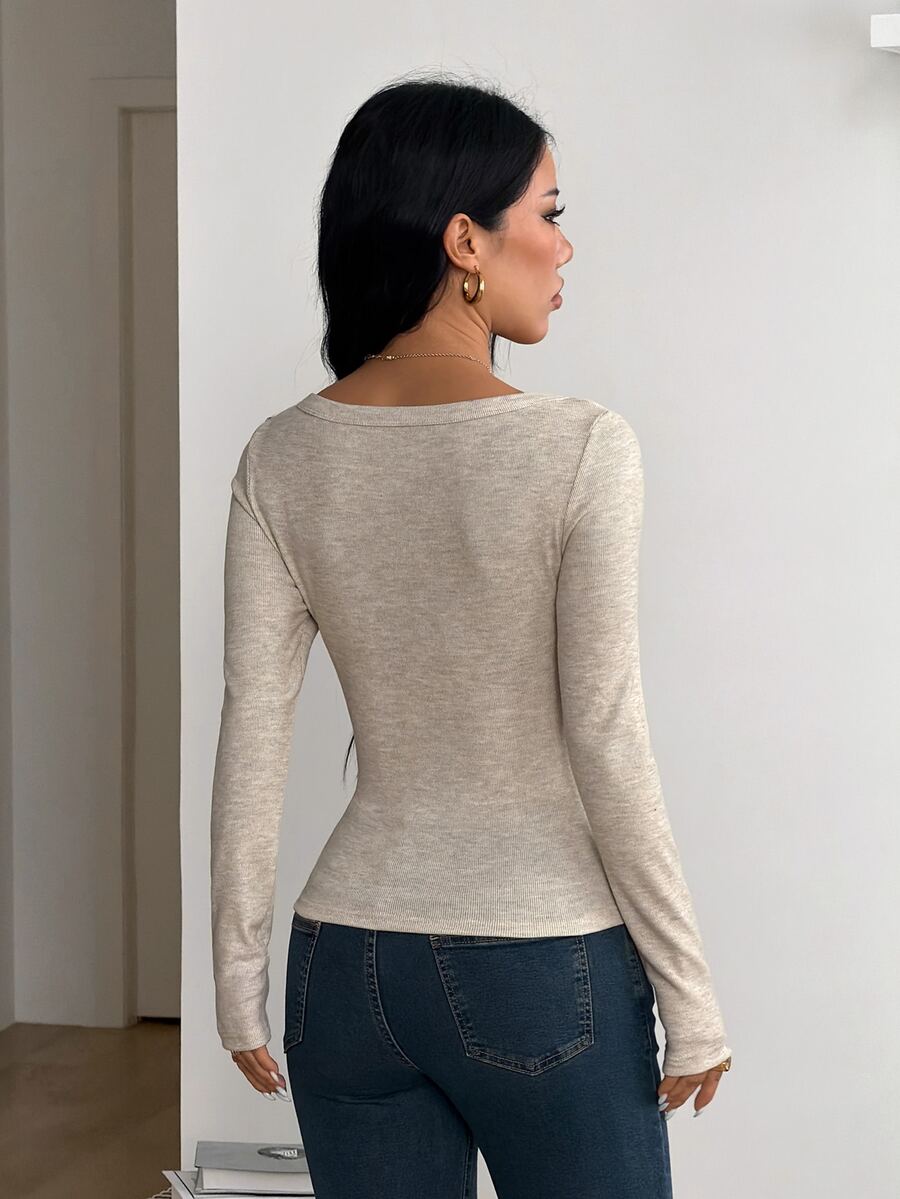 Women's slim fit long sleeve V-neck t-shirt with ruched bustier details in knitted stretch fabric